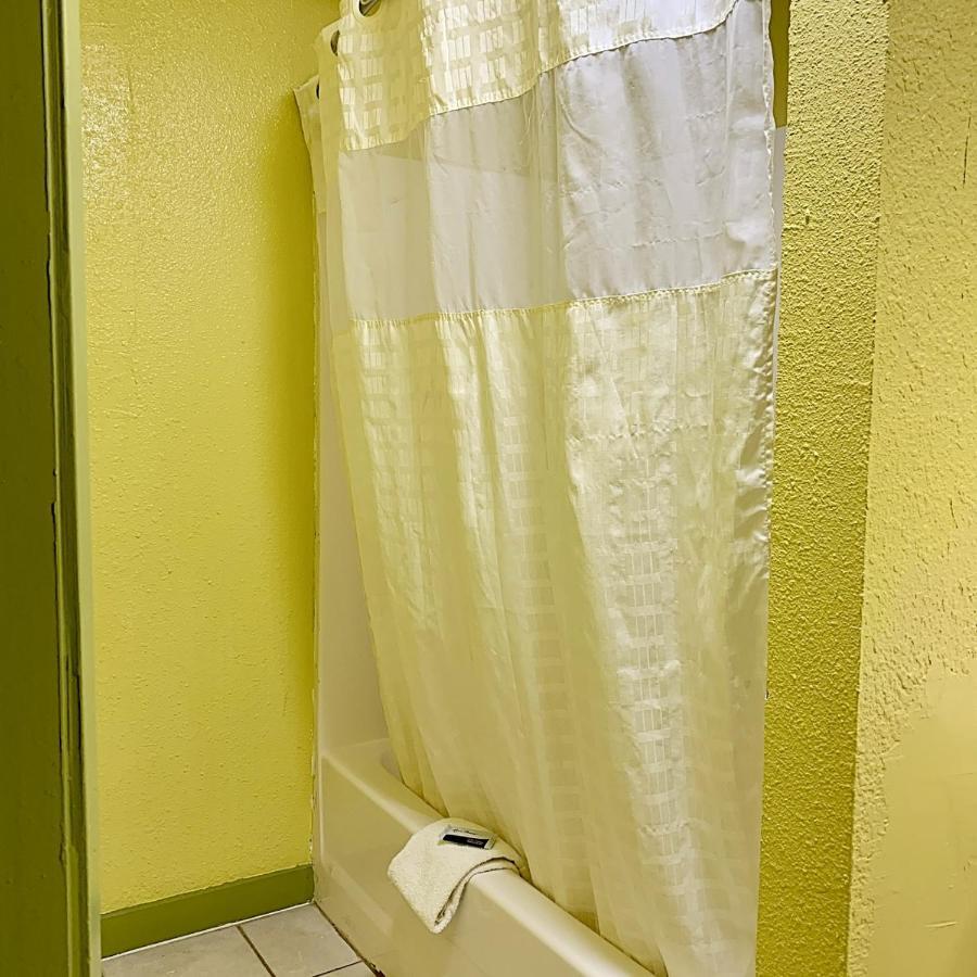 Luxury Inn Мидланд Екстериор снимка